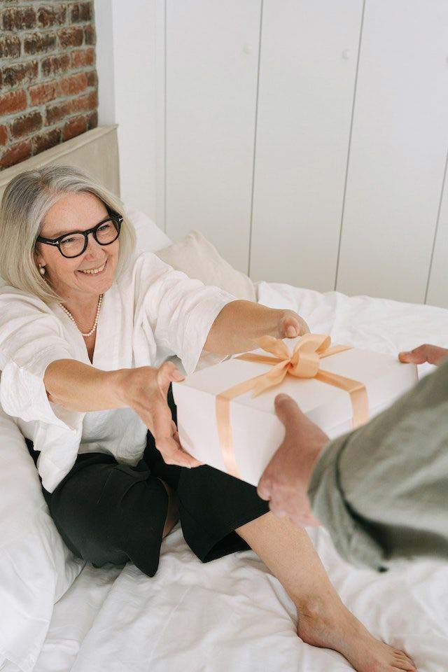 femme recevant un cadeau